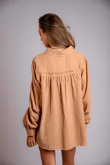 Camisa color beige de muselina con bordado en la parte delantera y manga globo con puño.