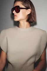 Chaleco de punto confeccionado en lana, con cuello redondo y diseño de manga sisa amplia. Presenta acabados en rib en el cuello, las sisas y el ruedo.