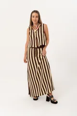 Sandalias de tacón alto con plataforma, color negro y marrón con estampado de cocodrilo. Tienen dos tiras anchas sobre el empeine y una tira con hebilla alrededor del tobillo. El tacón es ancho y cuadrado.