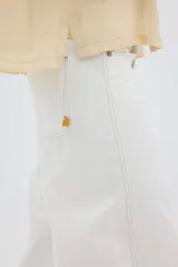 Pantalón jean gris oscuro de tiro medio y piernas anchas, con diseño de cinco bolsillos y cierre frontal con botón y cremallera.