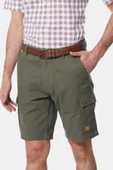 Bermuda cargo color verde militar, con bolsillos laterales con solapa y bolsillos delanteros clásicos.