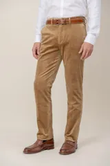 Pantalón de corte clásico confeccionado en tejido de pana (corduroy) color tostado, con diseño de cinco bolsillos y cierre frontal.