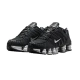Championes Nike Shox TL color negro con detalles plateados, capellada de malla transpirable, estructura de TPU para mayor soporte y columnas de amortiguación mecánica.