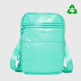 Cartera tipo crossbag de la marca Bubba, confeccionada en material reciclado rPET. Presenta un diseño acolchado en color turquesa, con dos compartimentos con cierre y correa ajustable y removible.