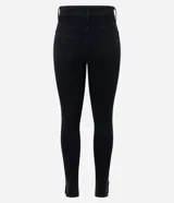 Pantalón de jean modelo skinny con cintura alta, cierre frontal con botón y cremallera, bolsillos funcionales y detalle metálico aplicado en el bajo cerca del tobillo.