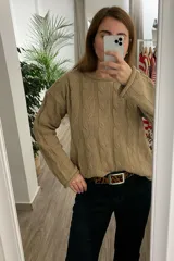 Sweater color visón con diseño de espiga en el tejido, de manga larga y cuello redondo.