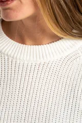 Sweater de punto de algodón con diseño oversize, cuello redondo y mangas largas. Presenta un detalle de costura lateral en color contrastante.