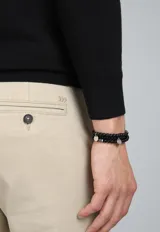 Sweater color ladrillo de tejido de punto, con cuello alto y cierre metálico a la mitad del pecho.