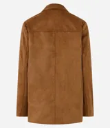 Blazer de corte sastre confeccionado en gamuza sintética color marrón, con cuello estructurado, mangas largas y cierre frontal con botones.