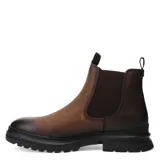 Botas tipo Chelsea de cuero color marrón tabaco con acabado envejecido. Presentan paneles laterales elásticos en color marrón oscuro, tiradores en la parte superior y suela de goma negra con plataforma dentada.