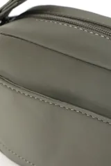 Bandolera negra de cuero vegano, con correa larga regulable y bolsillo frontal con cierre.