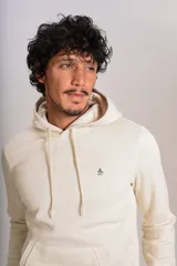 Hoodie de color beige con capucha, cordones ajustables y bolsillo tipo canguro frontal. Presenta el logo de la marca bordado en el pecho.
