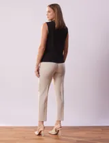 Blusa sin mangas color beige claro con cuello drapeado tipo cascada.