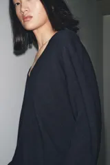 Jersey de manga larga confeccionado en lana 100%, con escote en pico y acabados en rib en puños y bajo.