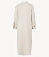 Vestido chemise recto, confeccionado en viscolino con 15% de lino, con cuello, abotonado delantero y mangas 7/8. Color beige claro.