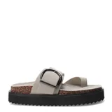 Sandalias de plataforma con diseño de doble tira en color gris claro. Presentan una hebilla metálica decorativa en la tira superior y una separación para el dedo pulgar. La base combina un borde estilo corcho con una suela dentada de goma negra.