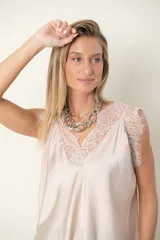 Blusa italiana de satén de seda, color beige, con escote en V y detalles de encaje en el pecho y los hombros, de corte holgado y sin mangas.