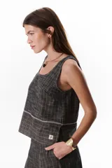 Musculosa azul con estampado a cuadros blancos, de lino.