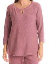 Buzo rosa de tejido suave, con cuello redondo y ribete, escote en V, mangas largas tipo raglán y corte holgado.