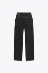 Jeans de mujer, tiro alto, color azul medio con efecto desgastado (lavado claro en muslos y oscuro en bordes). Corte recto y ancho (mom fit) con cinco bolsillos y cierre frontal de botón y cremallera.