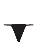 Panty tipo tanga negro de tiro bajo, confeccionado en microfibra suave, con tiras laterales ajustables y argollas doradas.