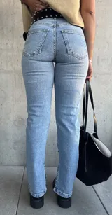 Jean de corte clásico en color azul claro (lavado skyblue), confeccionado en denim con elastano para mayor comodidad. Presenta costuras reforzadas, bolsillos traseros funcionales y etiqueta de cuero sintético de la marca Zaff en la parte posterior.