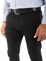 Pantalón de gabardina de algodón con ligera elasticidad, corte recto, bolsillos delanteros en diagonal y bolsillos traseros tipo ojal.