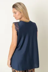 Blusa italiana color borgoña de satén de seda con escote en V y hombros de encaje.