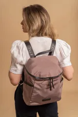 Mochila urbana de diseño compacto en color negro, confeccionada en nylon resistente. Cuenta con un compartimento principal con cierre, bolsillo frontal con cierre y correas ajustables con detalle de marca.