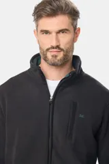 Campera polar de abrigo con cuello alto, cierre frontal y bolsillos laterales. Presenta detalles de marca en el cuello y en la manga.