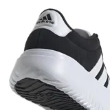 Championes Adidas Grand Court con diseño de plataforma, confeccionados en material sintético negro con las icónicas tres tiras laterales en blanco. Presentan suela de plataforma dentada en color blanco y cierre mediante cordones.
