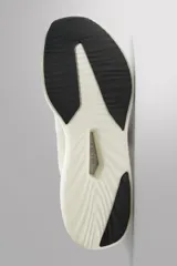 Zapatilla de running para asfalto con parte superior de tejido de punto transpirable y refuerzos Shield Protect Max en puntera y talón. Cuenta con suela de TPU con tecnología Bright Foam para absorción de impacto, estabilidad y rebote, ajuste por cordones y tirador posterior.