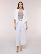 Chaqueta liviana color beige de silueta fluida y diseño abierto, con solapa caída, cintura con cordón ajustable y mangas 3/4 con presilla y argolla metálica.