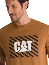 Remera de manga corta color marrón con cuello redondo. Presenta un estampado gráfico en el pecho con el logo de la marca sobre un fondo de rayas diagonales negras.