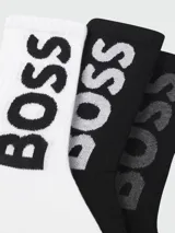 Pack de tres pares de medias de caña media con logo de la marca tejido en el lateral. Incluye un par blanco con logo negro, un par negro con logo gris claro y un par negro con logo gris oscuro.