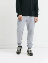 Pantalón jogging de tejido circular con cintura elástica y cordón ajustable. Presenta puños elastizados en el ruedo y bolsillos laterales.