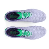 Championes de fútbol Under Armour Clone Magnetico Elite 3.0, color gris claro con detalles en verde brillante y violeta. Presentan tecnología UA Clone en la parte superior para un ajuste personalizado, impresión 3D para mayor control del balón, talón moldeado y suela ligera con tacos optimizados para tracción.