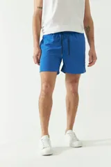 Short de baño liso color azul eléctrico, con cintura elástica ajustable con cordón, dos bolsillos laterales y uno trasero.