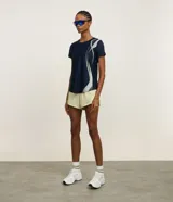 Remera deportiva de microfibra color azul marino, con cuello redondo, mangas cortas y estampa lateral con diseño de ondas en tonos verde claro y gris.