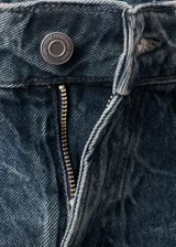 Jeans tiro medio de corte recto y largo, confeccionados en 100% algodón estilo tejano vaquero. Cuentan con trabillas para cinturón, cierre de botones y diseño clásico de seis bolsillos.