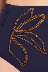 Calzón de bikini alto azul marino con motivos florales dorados, recogidos en los costados y bordado con chaquira en la parte frontal.