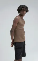 Musculosa básica color mocca, confeccionada en tela morley con moldería slim-fit.