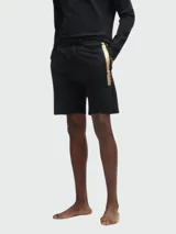 Shorts deportivos negros de felpa con cintura elástica ajustable con cordón, bolsillos laterales y logo metálico dorado de la marca Boss en la pierna izquierda.