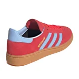 Championes Adidas Handball Spezial, color rojo con detalles en celeste y suela marrón.