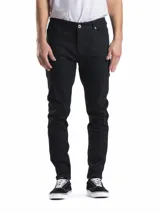 Jean de corte slim fit en color negro, con cierre de botón y cremallera, bolsillos laterales y traseros.