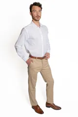 Camisa celeste de lino y algodón, de manga larga y corte clásico.