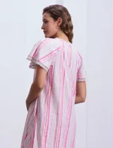 Vestido corto de lino a rayas verticales rosas y blancas, con cuello fruncido, escote en V con lazo de ajuste y mangas cortas con puntilla de crochet.
