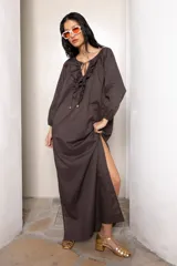 Vestido largo blanco de algodón con mangas largas abullonadas y cuello redondo con detalle de bordado. Presenta aberturas laterales en el ruedo.