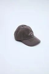 Gorra estilo dad hat color marrón con efecto lavado, pespuntes en contraste blanco y bordado delantero con texto.