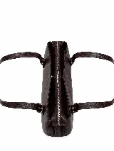 Bolso de hombro de cuero con textura en relieve efecto cocodrilo, color marrón, con diseño estructurado, asas largas con hebillas metálicas decorativas y cierre superior.